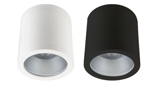 2 Deckenstrahler Rax soft von SG leuchten in schwarz und weiß vor weißem Hintergrund.