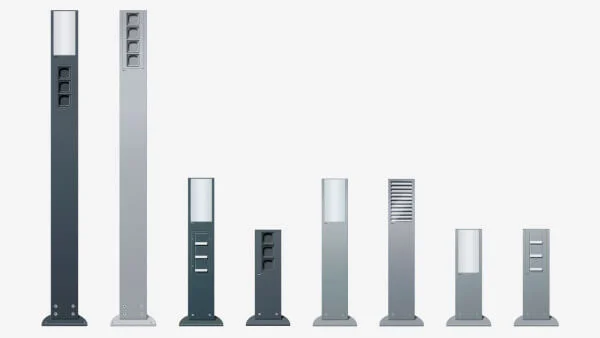 Das Bild zeigt verschiedene Varianten der Gira Licht-und Energiesäule nebeneinander. Der Bildhintergrund ist weiß.