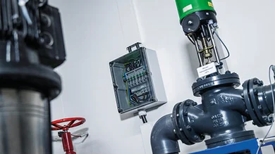An der Wand hängt die Gehäusetechnik des Herstellers Spelsberg.