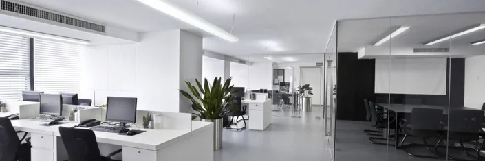 Das Bild zeigt ein helles und modernes Großraumbüro mit entsprechend funktionaler Beleuchtung.