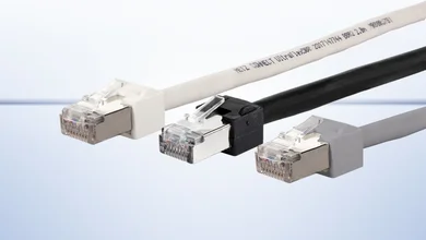 3 flache Patchkabel nebeneinander in den Farben Weiß, Schwarz und Silber.