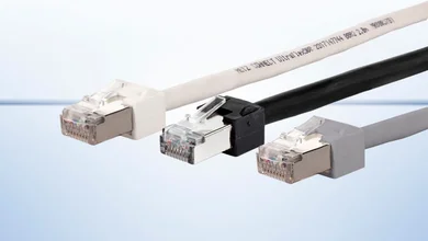 3 flache Patchkabel nebeneinander in den Farben Weiß, Schwarz und Silber.