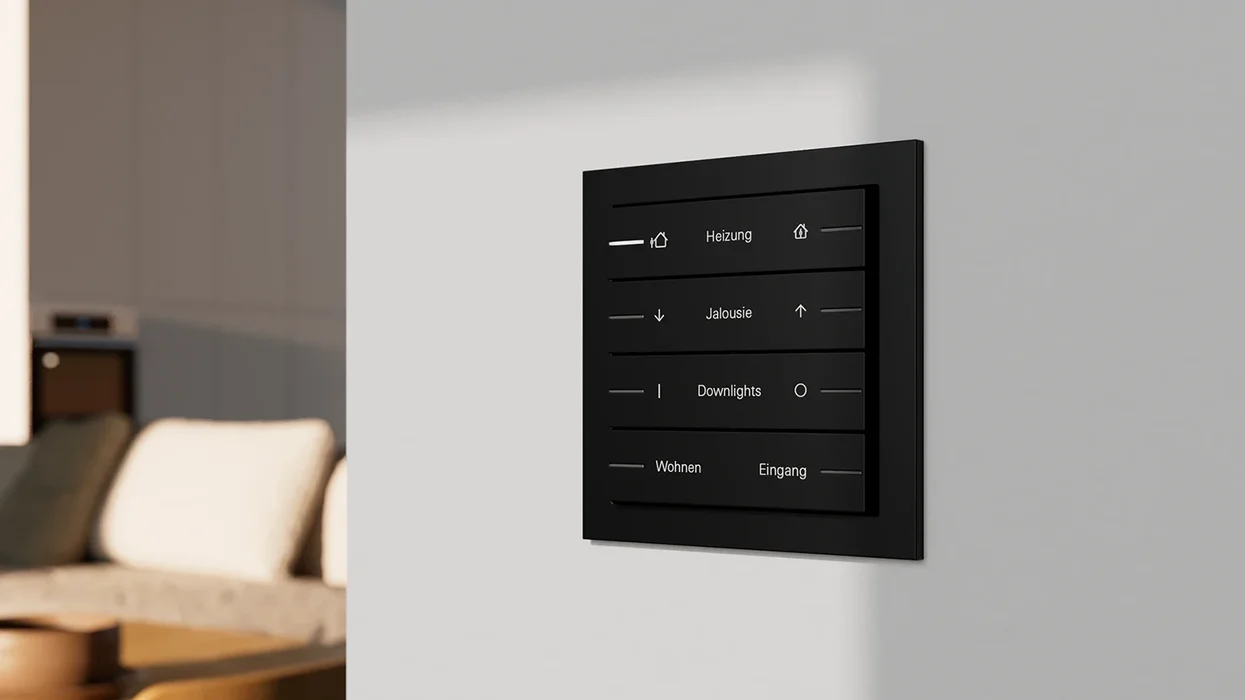 Multifunktionaler KNX-Tastsensor zur Steuerung von Heizung, Jalousien und Beleuchtung in einem modernen Wohnumfeld.