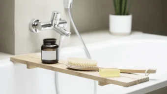 Das Bild zeigt eine Badewanne mit Badutensilien.