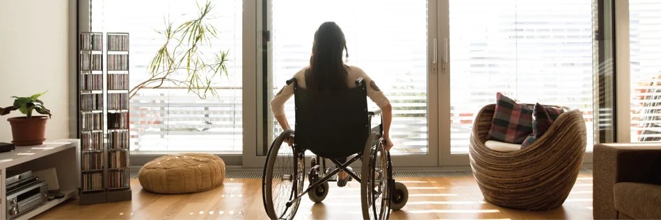 Das Bild zeigt eine Person, die im Rollstuhl sitzt von hinten.