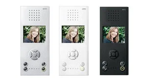 Videofreisprechstelle in drei variante grau, weiß, schwarz mit Bedienelementen und Bildschirm von Ritto auf dem eine Person zu sehen ist.