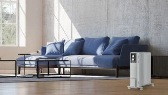 Vor einem blauen Sofa steht ein Radiator zum Heizen