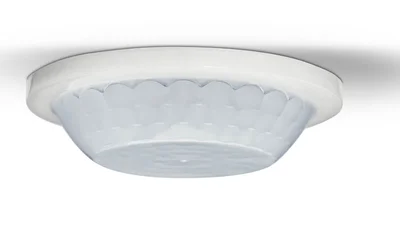 Das Bild zeigt einen Präsenz- und Bewegungsmelder Mini von Hager in Nahaufnahme.