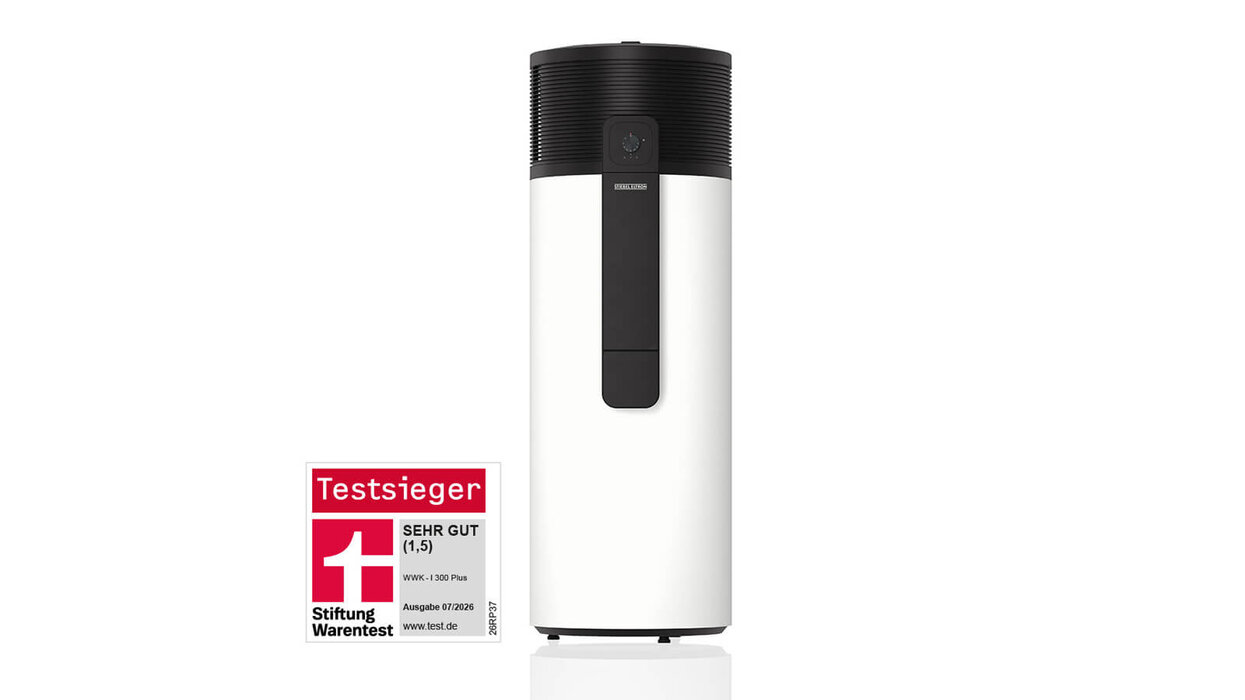 Das Bild zeigt eine weiße Wärmepumpe vor weißem Hintergrund. Unten links ist ein „Testsieger“-Siegel der Stiftung Warentest für das Modell WWK-I 300 Plus zu sehen