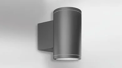 Das Bild zeigt eine schwarze ALVA Wandleuchte vor hellgrauem Hintergrund