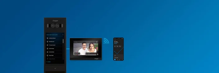 Das Bild zeigt eine Hager-Türsprechanlage mit Außensprechstelle, Innenmonitor und Smartphone-App auf blauem Hintergrund, verbunden durch ein WLAN-Symbol.