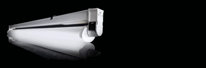 Lange APOLLO Industrieleuchte in Weiß vor einem schwarzen Hintergrund.