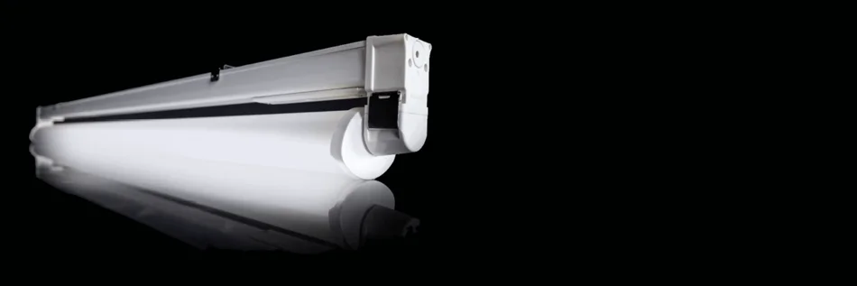 Lange APOLLO Industrieleuchte in Weiß vor einem schwarzen Hintergrund.