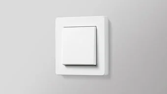 Schalter in der Farbe Weiß des Herstellers Jung an der grauen Wand montiert.