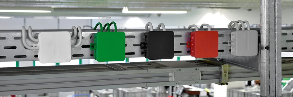 Das Bild zeigt eine Elektroinstallation mit Produkten von Spelsberg in einer Produktionshalle.