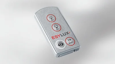 Das Bild zeigt die ESYLUX DEFENSOR Endanwender-Fernbedienung auf weiß-grauem Untergrund