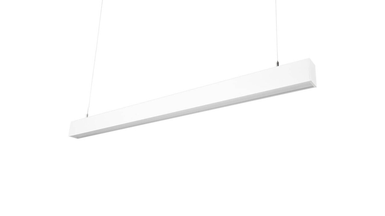 Linientreu – Sylvania Otao Linear Eine längliche, weiße Pendelleuchte ist vor weißem Hintergrund zu sehen. Sie hängt an zwei dünnen Seilen von der Decke.