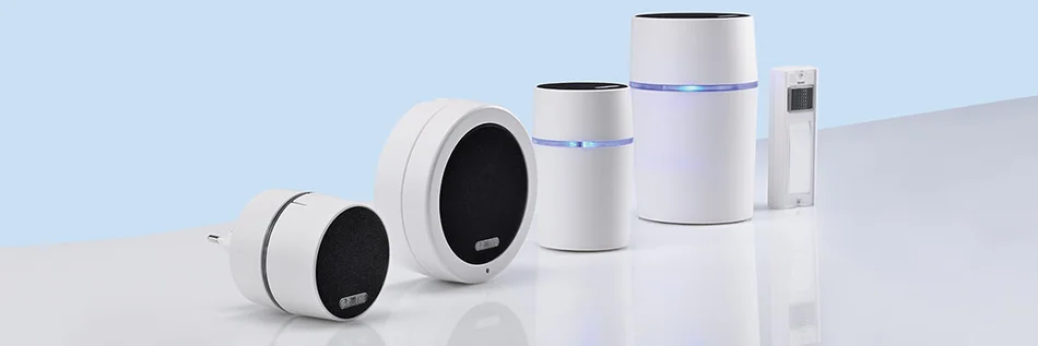 Das Bild zeigt verschiedene Varianten des Funkgongs Calima 800 nebeneinander auf einer weißen Stellfläche. Der Bildhintergrund ist hellblau.