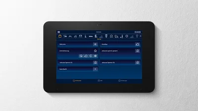 Display im Querformat, auf dem verschiedene smarte Funktionen zu sehen sind.