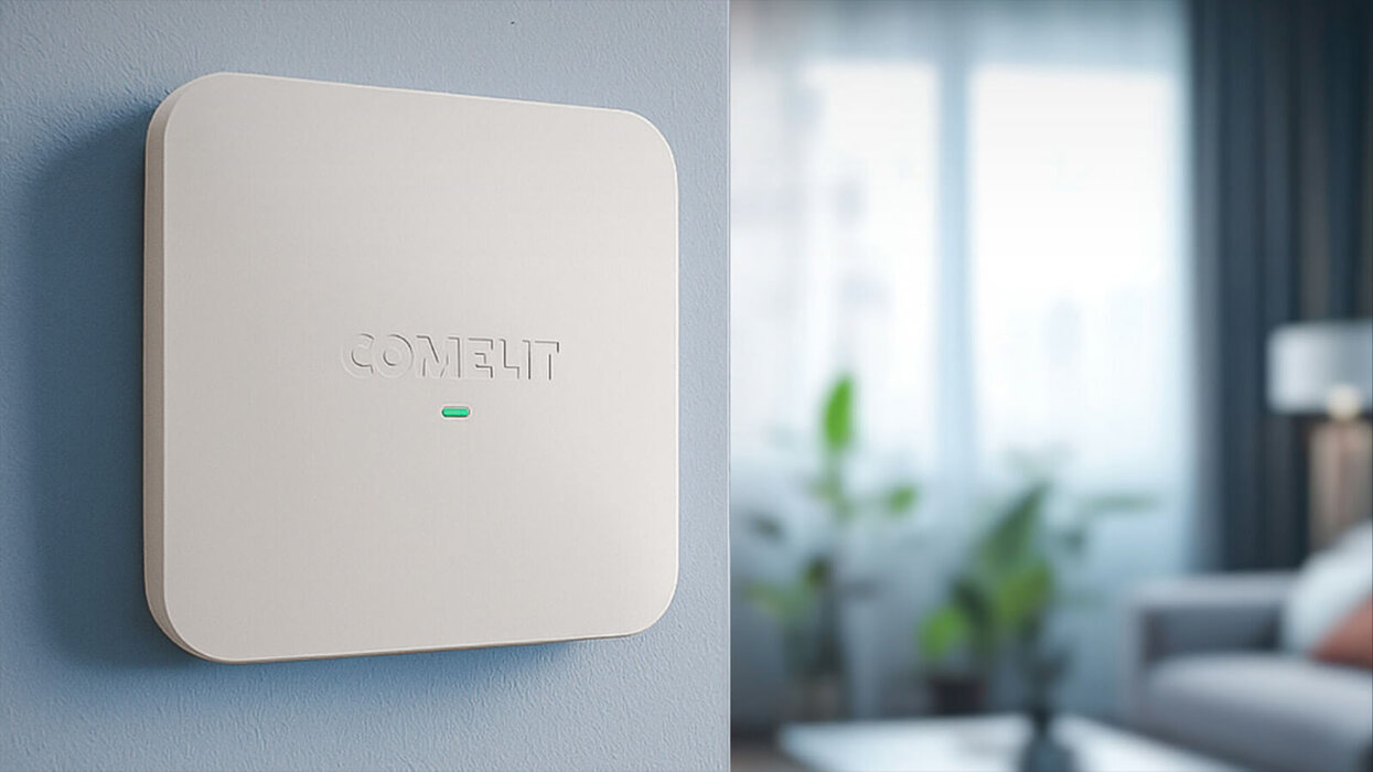 Kompakte Comelit-Zentrale für die intelligente Sicherheits- und Alarmsteuerung im Wohnbereich.