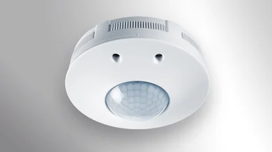 Das Bild zeigt einen weißen ATMO KNX Präsenzmelder auf grau-weißem Hintergrund.