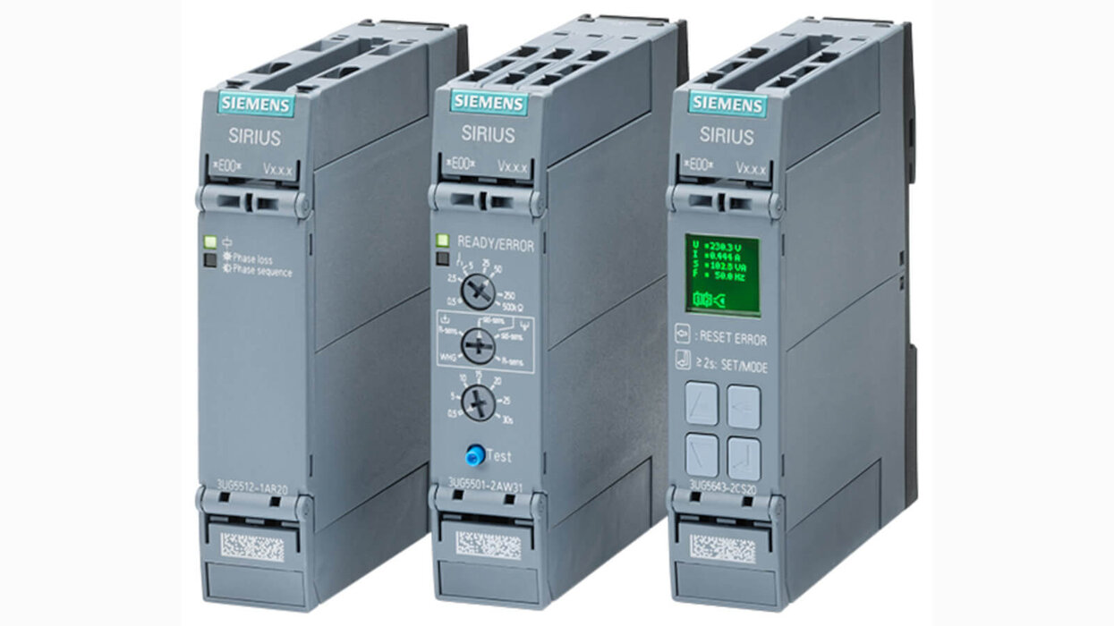 Zu sehen sind drei graue Siemens SIRIUS-Überwachungsrelais in einer Reihe. Das rechte Gerät hat ein beleuchtetes Display, die beiden anderen zeigen Drehregler und Statusanzeigen.