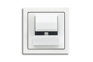 Das Bild zeigt ein weißes Busch-powerDock in einem weißen Schalterrahmen.