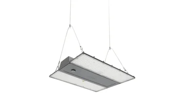 Einzelne LED-Hallenleuchte mit rechteckigem Gehäuse, abgehängt an zwei Drahtseilen.
