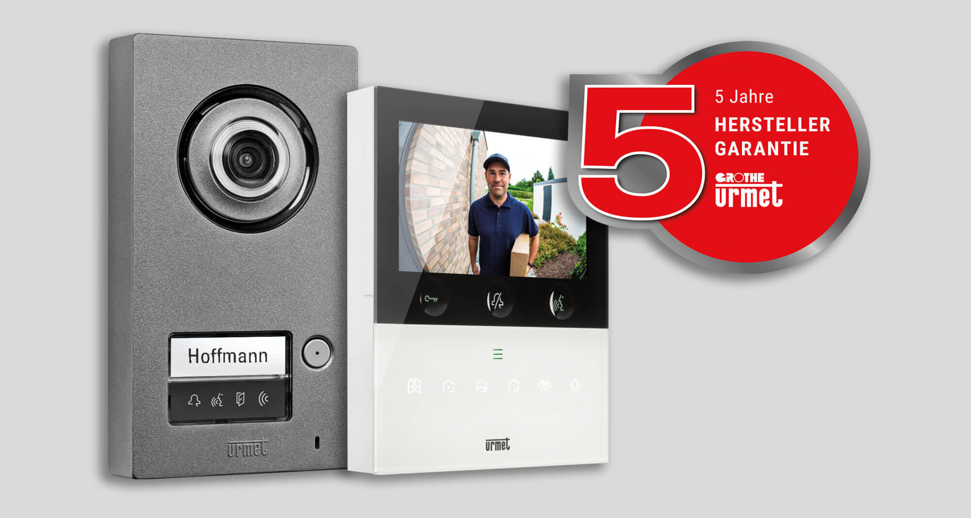 Das Bild zeigt eine moderne Video-Türsprechanlage mit Außenkamera und Innenmonitor, auf dem ein Lieferant zu sehen ist. Rechts daneben ist ein rotes Label mit "5 Jahre Herstellergarantie" und den Logos von Grothe und Urmet abgebildet.