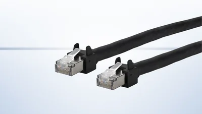 2 Patchkabel in der Farbe Schwarz vor hellem Hintergrund.