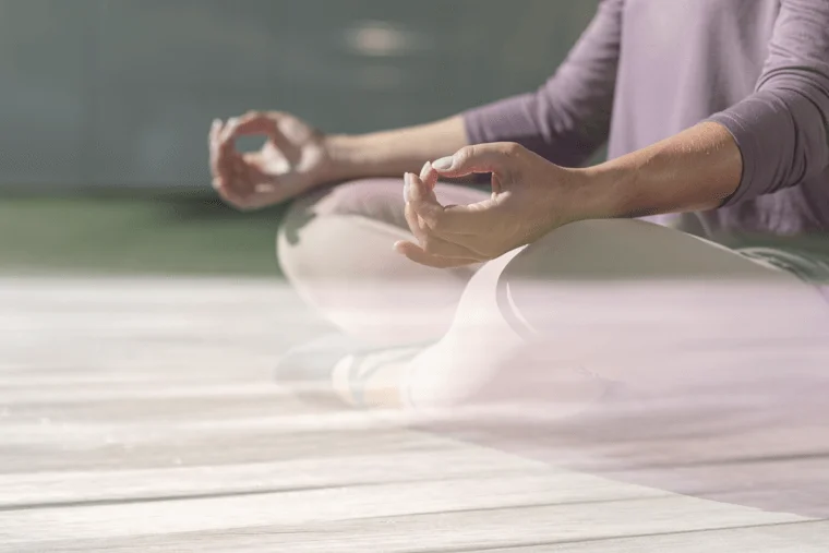 Dieses Bild zeigt eine meditierende Person.