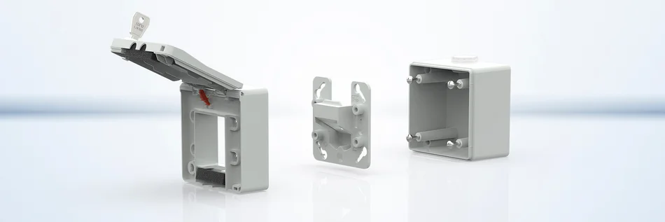 2 IP 44 Gehäuse in der Einzeldarstellung in der Farbe Weiß und vor hellem Hintergrund.