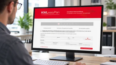 Eine Person sitzt an einem Schreibtisch vor einem großen Monitor. Auf dem Bildschirm ist die Softwareoberfläche „KWLeasyPlan“ mit verschiedenen Eingabefeldern, Menüpunkten und Schaltflächen dargestellt. Im Hintergrund sind unscharf Pflanzen, Fensterflächen und Büroeinrichtung zu sehen.