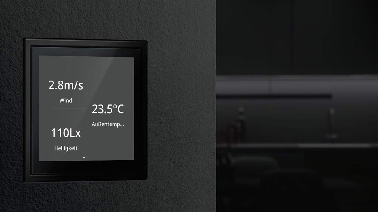Bedienfeld mit Display an der Wand montiert.
