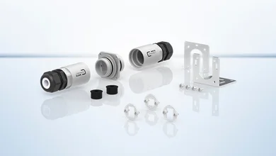 Verschiedene Bauteile für ein Schutzgehäuse vor weißem Hintergrund zum Einbauen.