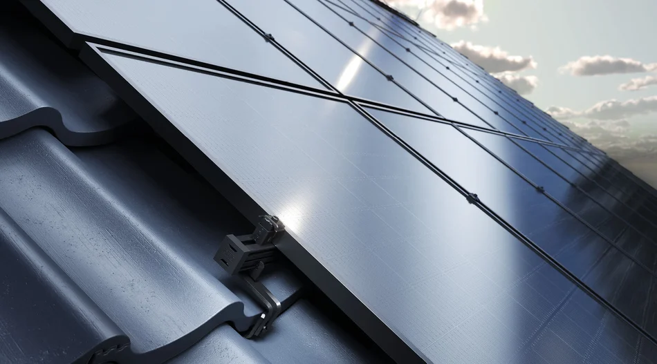 Das Bild zeigt eine Fläche schwarzer Solarpanels. Der linke Bildbereich zeigt die Befestigung eines Panels an einem dunklen Dachziegel.