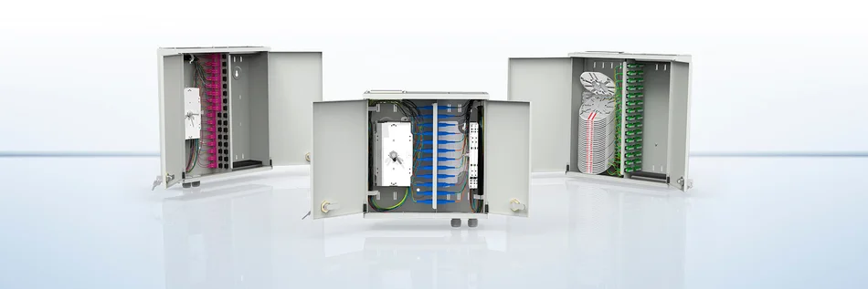 3 Wandverteiler für die Etagenverkabelung im geöffneten Zustand mit Steckern vor hellem Hintergrund.