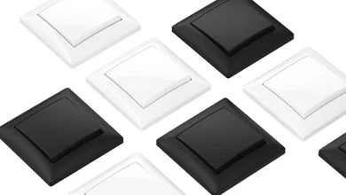 Das Bild zeigt mehrere quadratische Wandschalter in Schwarz und Weiß, schräg angeordnet auf weißem Hintergrund.