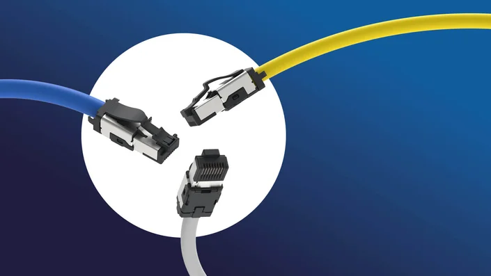 Das Bild zeigt drei Netzwerkkabel mit unterschiedlichen Farben (blau, gelb, grau) und RJ45-Steckern vor einem weißen Kreis auf blauem Hintergrund.