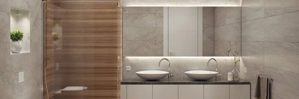 Blick auf einen Badezimmerspiegel mit zwei Waschbecken und Einbaustrahlern.