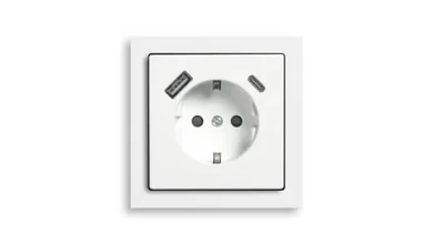Das Bild zeigt ein weißes Schalterelement von Busch-Jaeger mit integrierter USB-Steckdose.