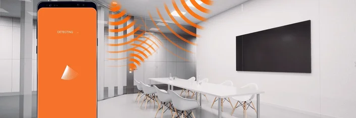 Moderner Konferenzraum, kleinere Größe mit Tischen und Stühlen und Monitor.