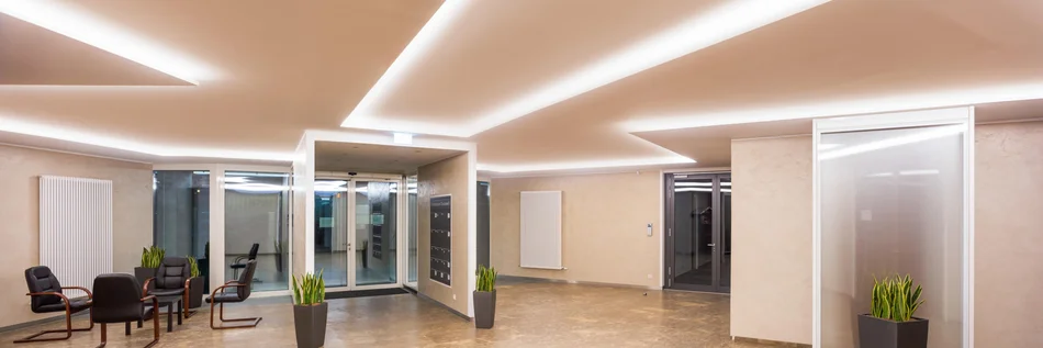 Offener Eingangsbereich in ein Bürogebäude mit heller angenehmer Deckenbeleuchtung.