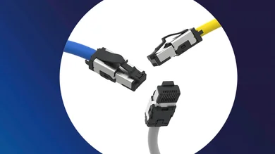 Das Bild zeigt drei Netzwerkkabel mit unterschiedlichen Farben (blau, gelb, grau) und RJ45-Steckern vor einem weißen Kreis auf blauem Hintergrund.