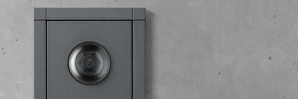 Videosprechanlage im Fokus, wo man vor allem den Kamerabereich sieht.