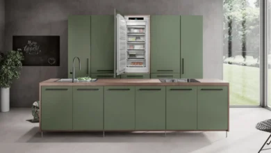  Küchenzeile in der Farbe Grün mit geöffnetem Einbau-Gefrierschrank von Liebherr.