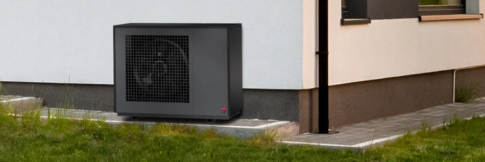 Das Bild zeigt eine Wärmepumpe an einer Hauswand