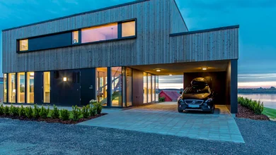 Blick auf ein modernes Gebäude mit Beleuchtung in der Dämmerung.