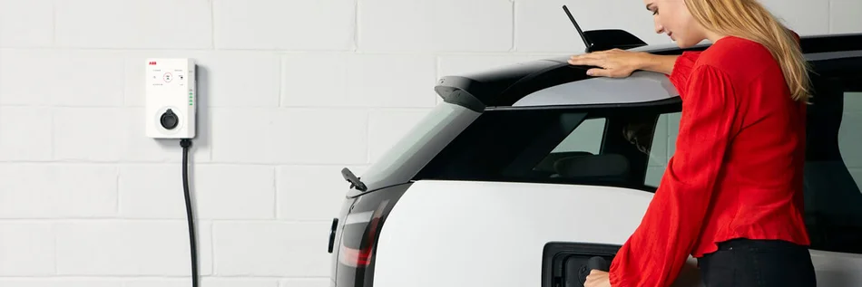 Das Bild zeigt eine Person, die ihr Elektroauto lädt.