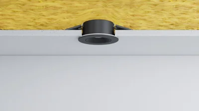 Spotlight, der an der Decke oder einem Rahmen montiert ist.
